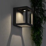 Una moderna lámpara de pared exterior cúbica.
