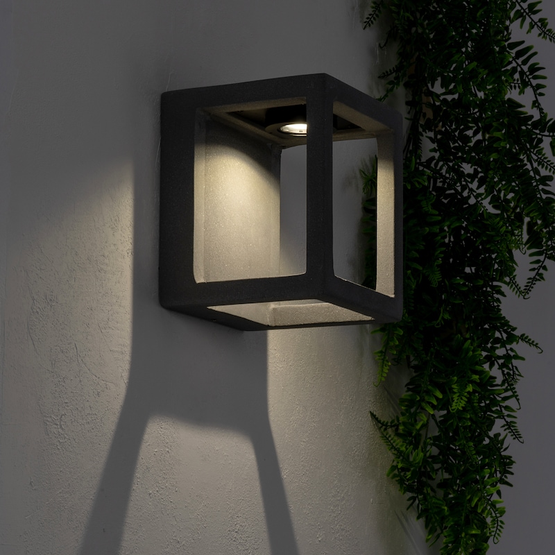 Una moderna lámpara de pared exterior cúbica.