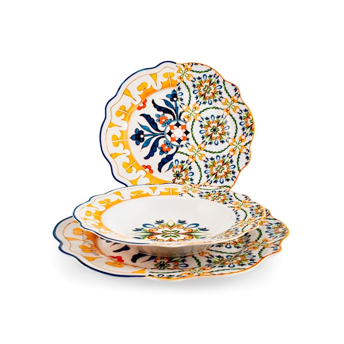 Conjunto de 18 pratos de porcelana de faiança decorados