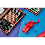 thumbnail of Caixa de madeira Derwent com 35 peças (contém: lápis de esboço, lápis de cor, lápis de aguarela e um caderno de esboços).