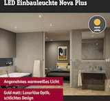 Einbaustrahler mit warmweißem Licht und mattgoldener Oberfläche.
