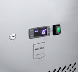 thumbnail of METRO Professional Mesa refrigerador GCC2100, aço inoxidável, 136 x 70 x 85 cm, 270 L, refrigeração por ventilação, 250 W, com fechadura, prateado