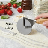 thumbnail of Boska Pizzaschneider Oslo+ / Non-stick BSF™ / Schneidet ohne Wackler/Sehr scharf/Stilvoll/Eichenholz & Edelstahl