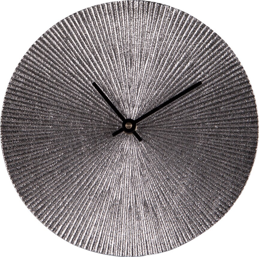 Eine runde Wanduhr mit einem radialen Muster.