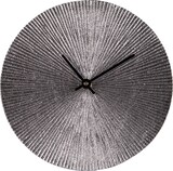 Eine runde Wanduhr mit einem radialen Muster.