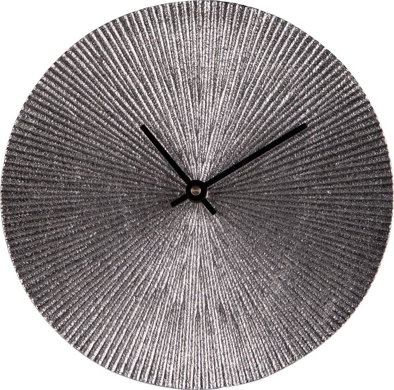 Eine runde Wanduhr mit einem radialen Muster.