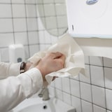 thumbnail of Relaxdays Papierhandtuchspender, Wandmontage, für H2 Papierhandtücher, Handtuchspender HxBxT 20,5 x 27,5 x 10 cm, weiß