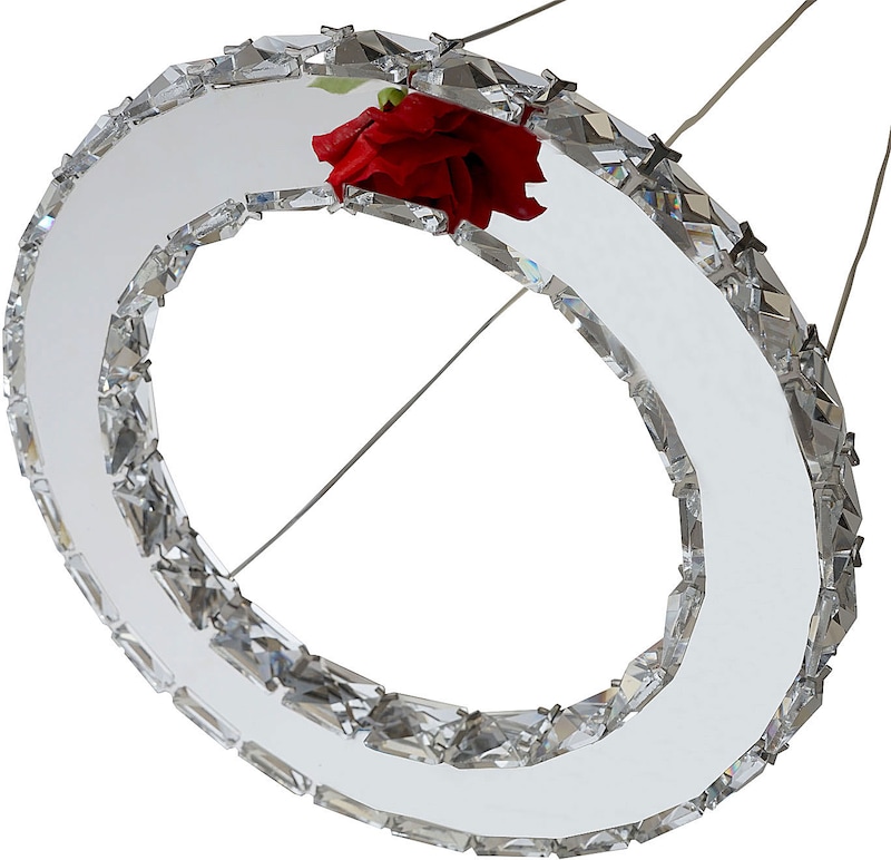 Ein Ring aus Spiegeln mit einer roten Rose.