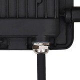 Ein schwarzes Kabel wird durch eine Metallverschraubung geführt.