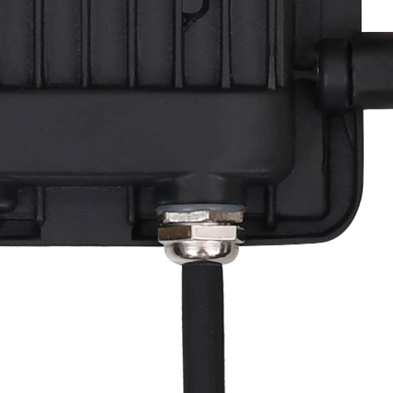 Ein schwarzes Kabel wird durch eine Metallverschraubung geführt.