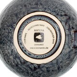 Ein blauer Keramikbecher mit einem Muster.