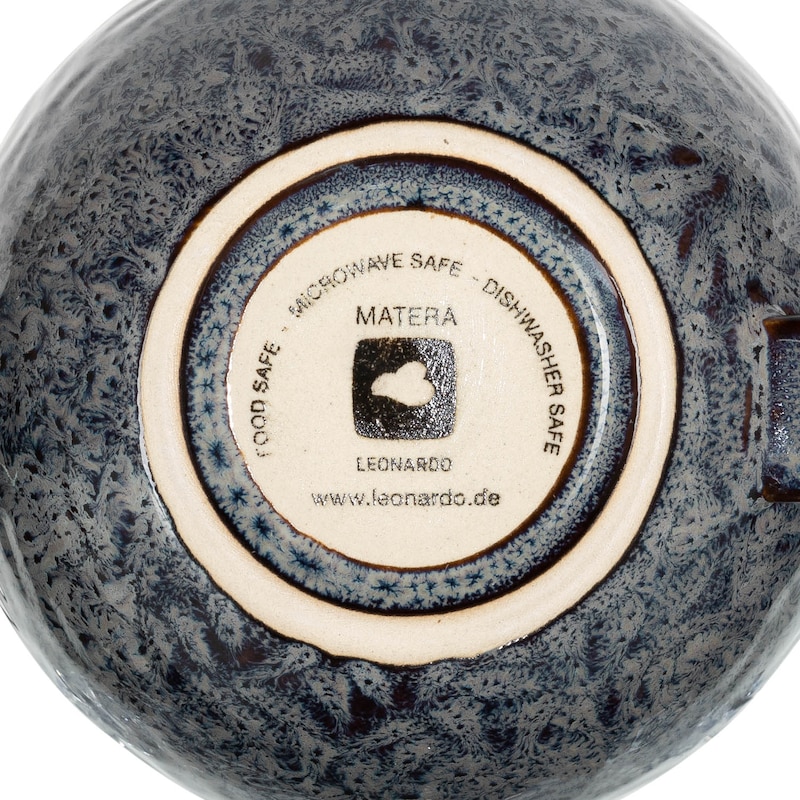 Ein blauer Keramikbecher mit einem Muster.