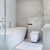 thumbnail of 4bathroomz® WC-Rolhouder Zwart met plankje voor Telefoon - toiletrolhouder
