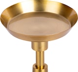 Ein goldener Kerzenständer mit flacher Schale.