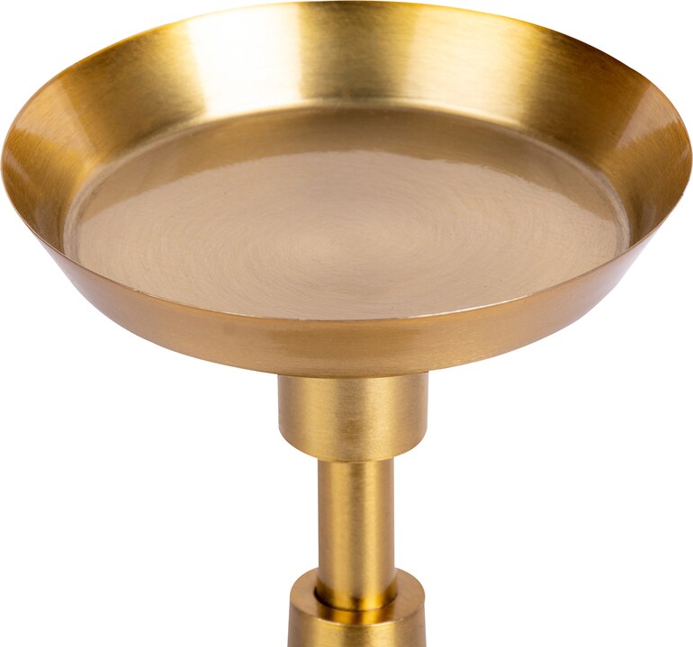 Ein goldener Kerzenständer mit flacher Schale.