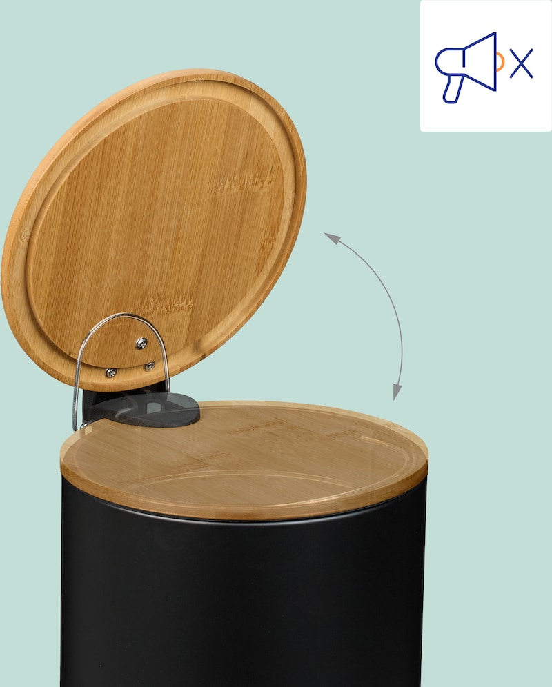Ein Mülleimer mit Holzdeckel.