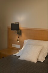 thumbnail of frame, wandleuchte aus satinierter bronze mit schwarzem lampenschirm mit led-lesegerät, faro barcelona