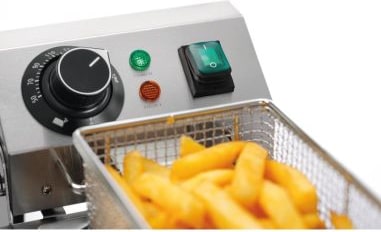 Uma cesta de fritura com batatas fritas.