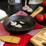 thumbnail of Ø20cm Gusseisenpfanne 39mm hoch mit Holzgriff und Glasdeckel Induktion Bratpfanne