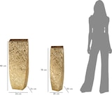 thumbnail of Paar quadratische Vasen aus goldfarbenem Metall – Design mit linearer Reliefstruktur im Glam-Stil, 34 x 34 x 90 cm
