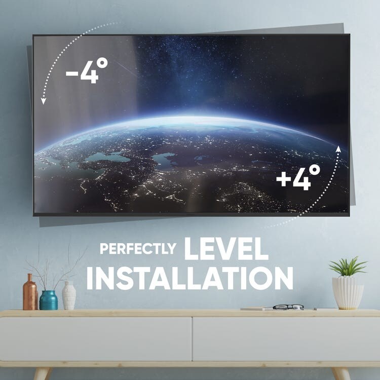Un televisor está montado en un soporte de pared.