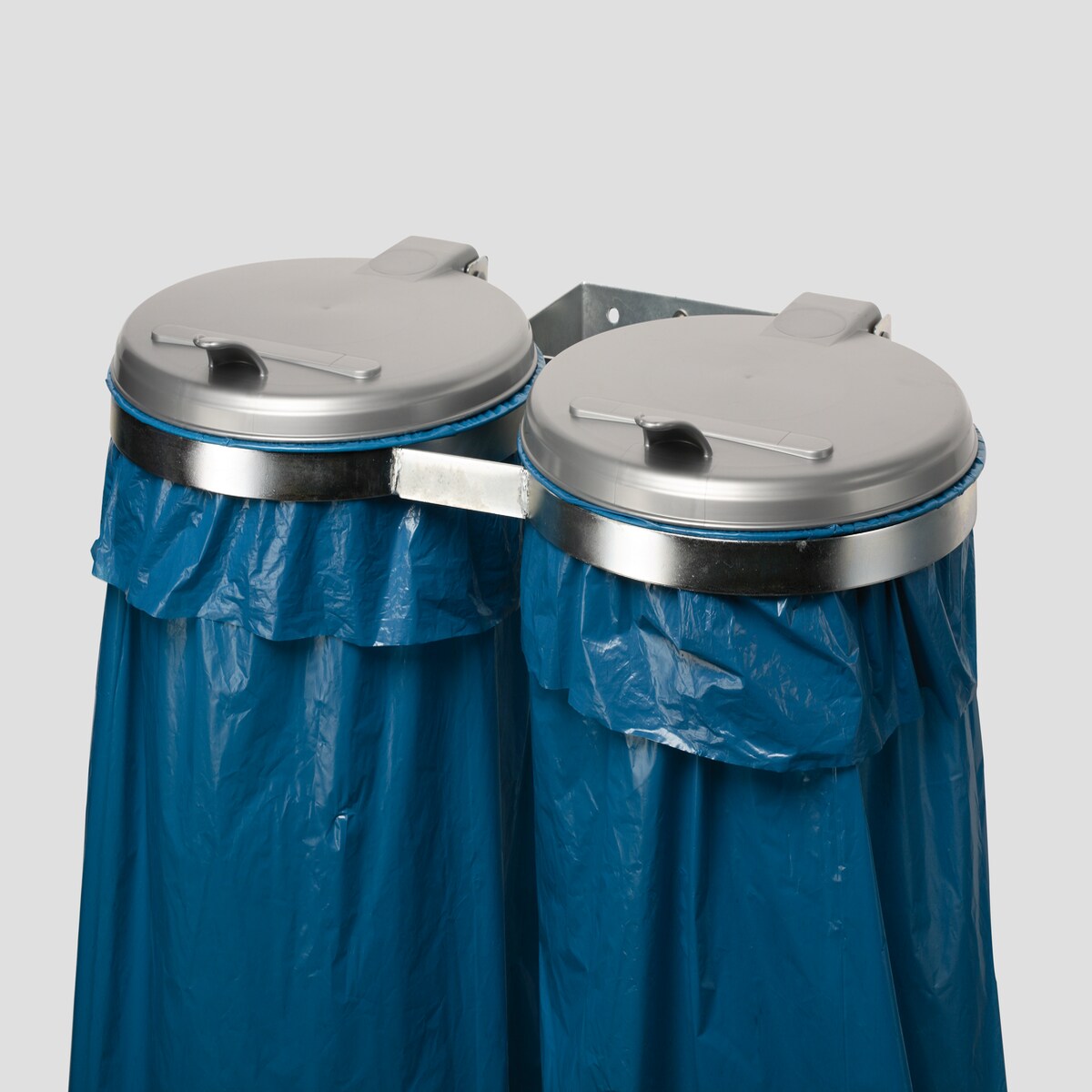 PROREGAL Robuster Doppel-Abfallsammler mit Kunststoff-Deckel | Wandhalterung | 2x 120 Liter, BxT 80x53cm | Stahl | Verzinkt-Silber | Mülleimer