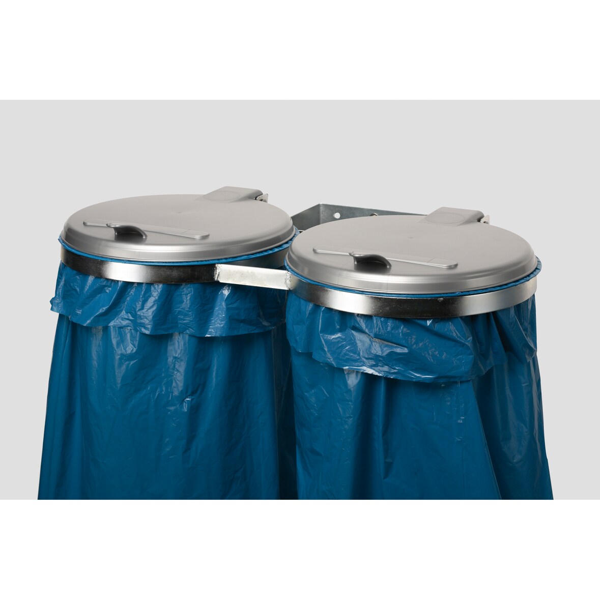 PROREGAL Robuster Doppel-Abfallsammler mit Kunststoff-Deckel | Wandhalterung | 2x 120 Liter, BxT 80x53cm | Stahl | Verzinkt-Silber | Mülleimer