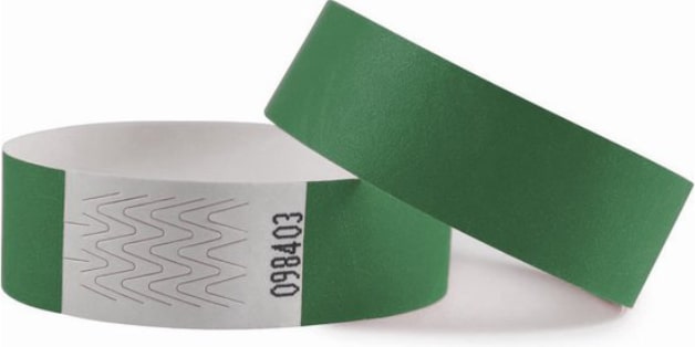 Zwei grüne Armbänder.