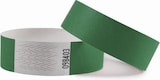 Zwei grüne Armbänder.