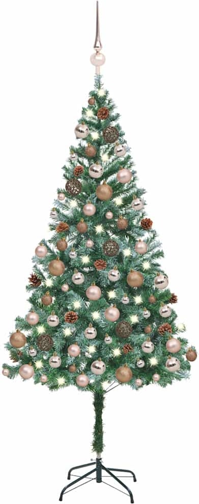Ein geschmückter Weihnachtsbaum mit Lichtern und Zapfen.