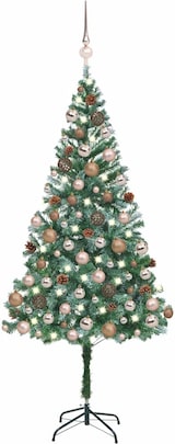 Ein geschmückter Weihnachtsbaum mit Lichtern und Zapfen.
