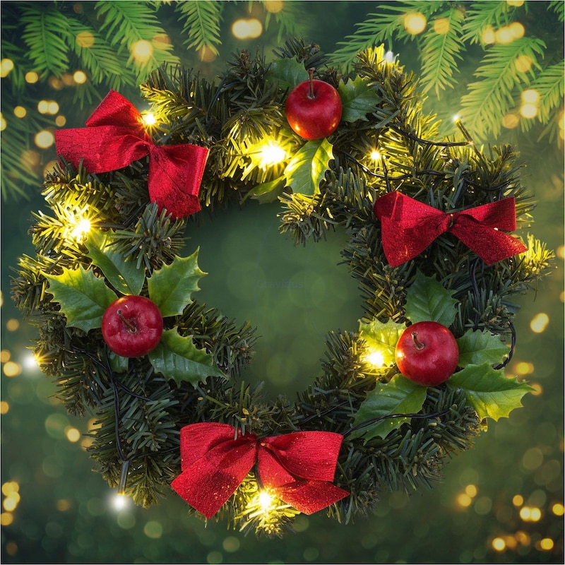 Ein Weihnachtskranz mit roten Schleifen und Lichtern.