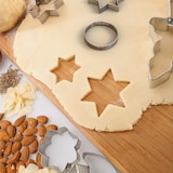 thumbnail of Intirilife 20-teiliges Ausstechformen Set mit verschiedenen Formen und Größen aus Edelstahl mit praktischer Aufbewahrungsbox 19.5 x 15 x 6.6 cm