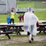 thumbnail of Relaxdays Regenponcho Einweg, 10er Set, Einmal Regencape mit Kapuze, für Erwachsene, Notfallponcho Damen & Herren, rot