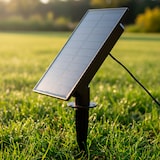 Un panel solar se alza en la hierba.
