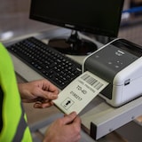 thumbnail of Impressora de etiquetas de secretária TD4520DN branca/cinzenta, resolução de 300 dpi