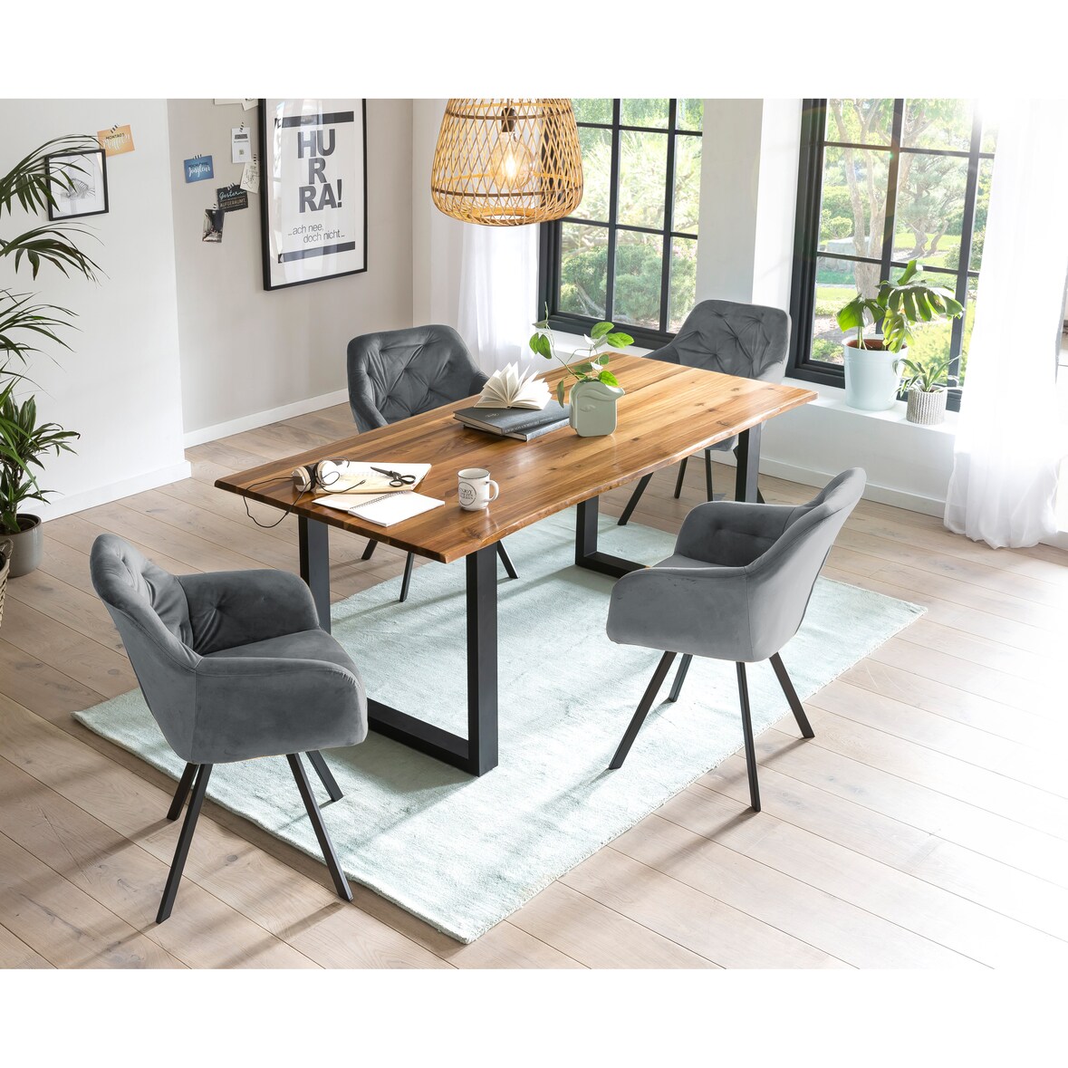 SalesFever Esstischgruppe 5-tlg., 160x85 cm, Platte Akazie 26 mm cognac, Metallgestell schwarz, 4 Armlehnstühle 360° drehbar Samt, grau–schwarz