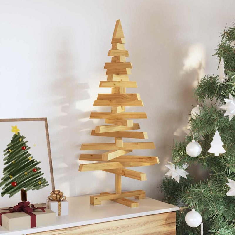 Ein hölzerner Weihnachtsbaumständer mit Ästen.