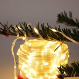 Eine Lichterkette auf einem Weihnachtsbaum.