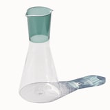 thumbnail of Zafferano Classy Collection tweekleurige karaf van handgeblazen borosilicaatglas in meergroen en transparant met een uniek geometrisch ontwerp.