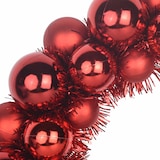 Rote Weihnachtsbaumkugeln mit Lametta.