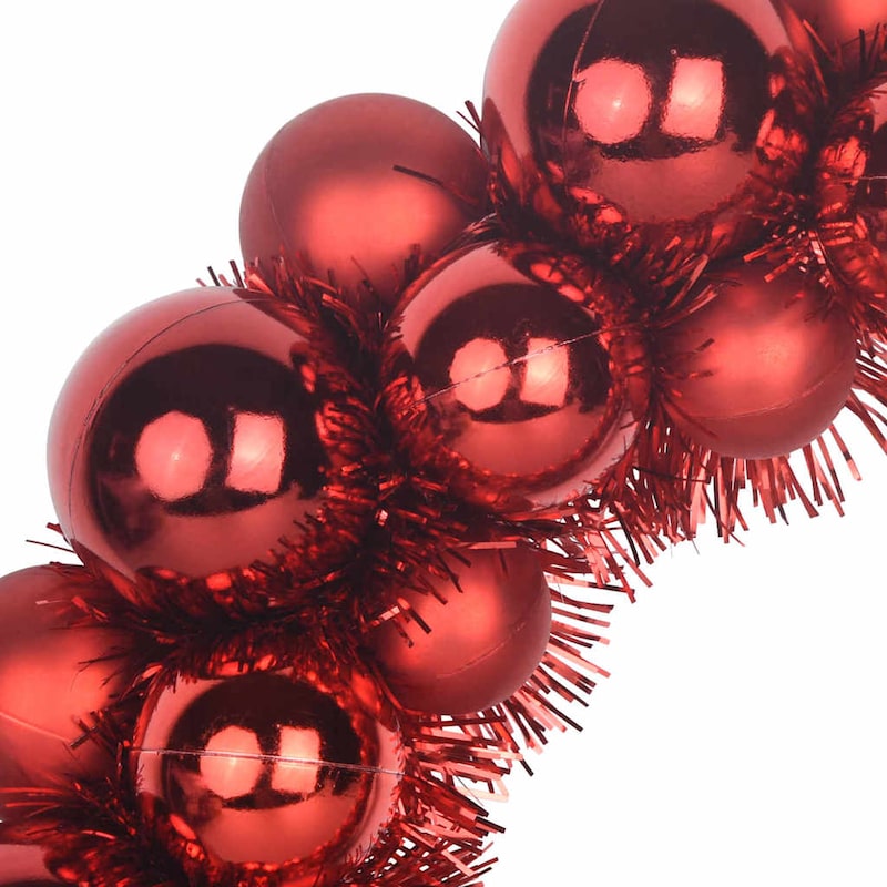 Rote Weihnachtsbaumkugeln mit Lametta.