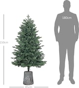 Un albero di Natale artificiale con un uomo.