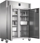 Ein großer, doppelter Edelstahlkühlschrank mit offenen Türen.
