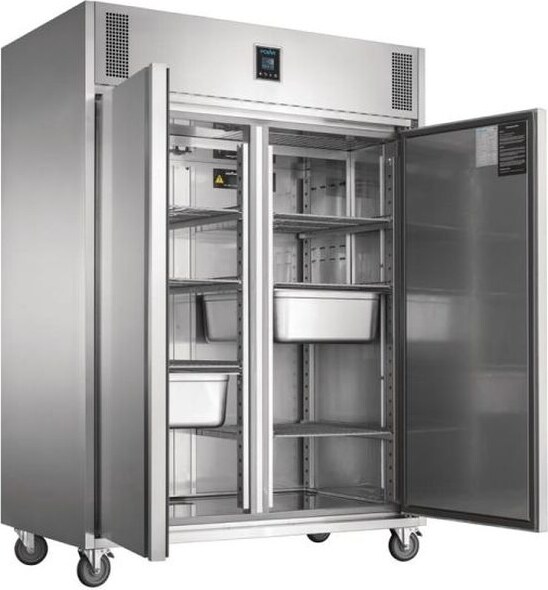 Ein großer, doppelter Edelstahlkühlschrank mit offenen Türen.