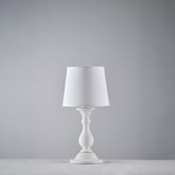 Eine weiße Lampe mit einem Lampenschirm.