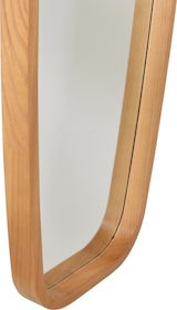 Ein Spiegel mit Holzrahmen.