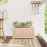 Ein hölzerner Blumenkasten mit Pflanzen.