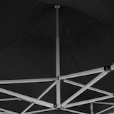 O interior de um gazebo preto com estrutura metálica.