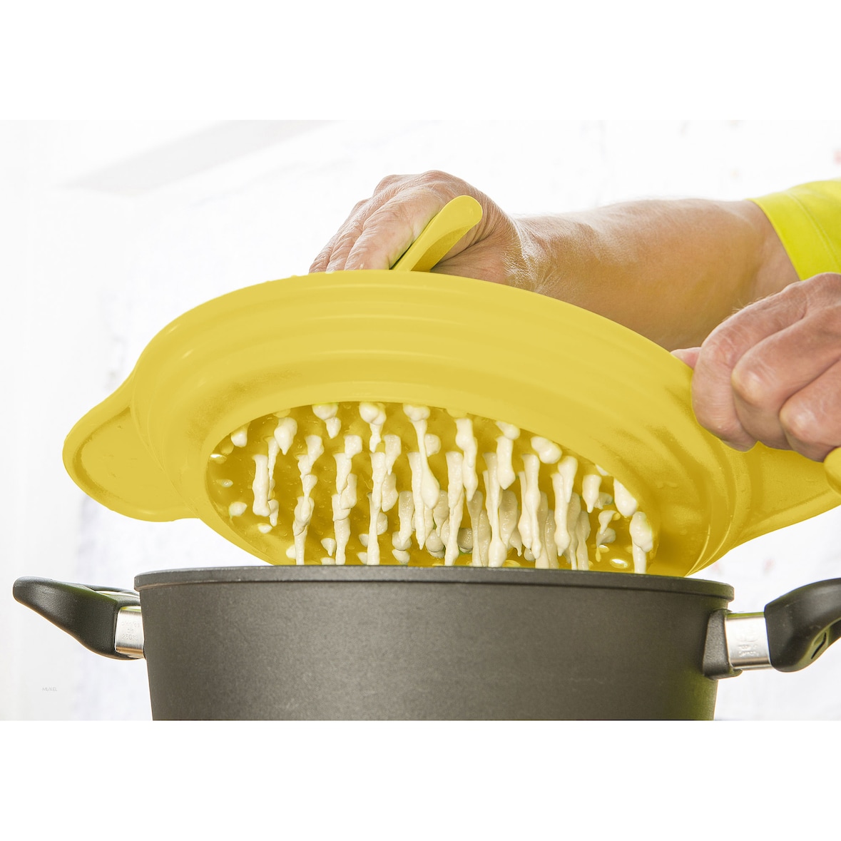 Spätzlewunder mit Patenschaber und Teigkarten Gelb